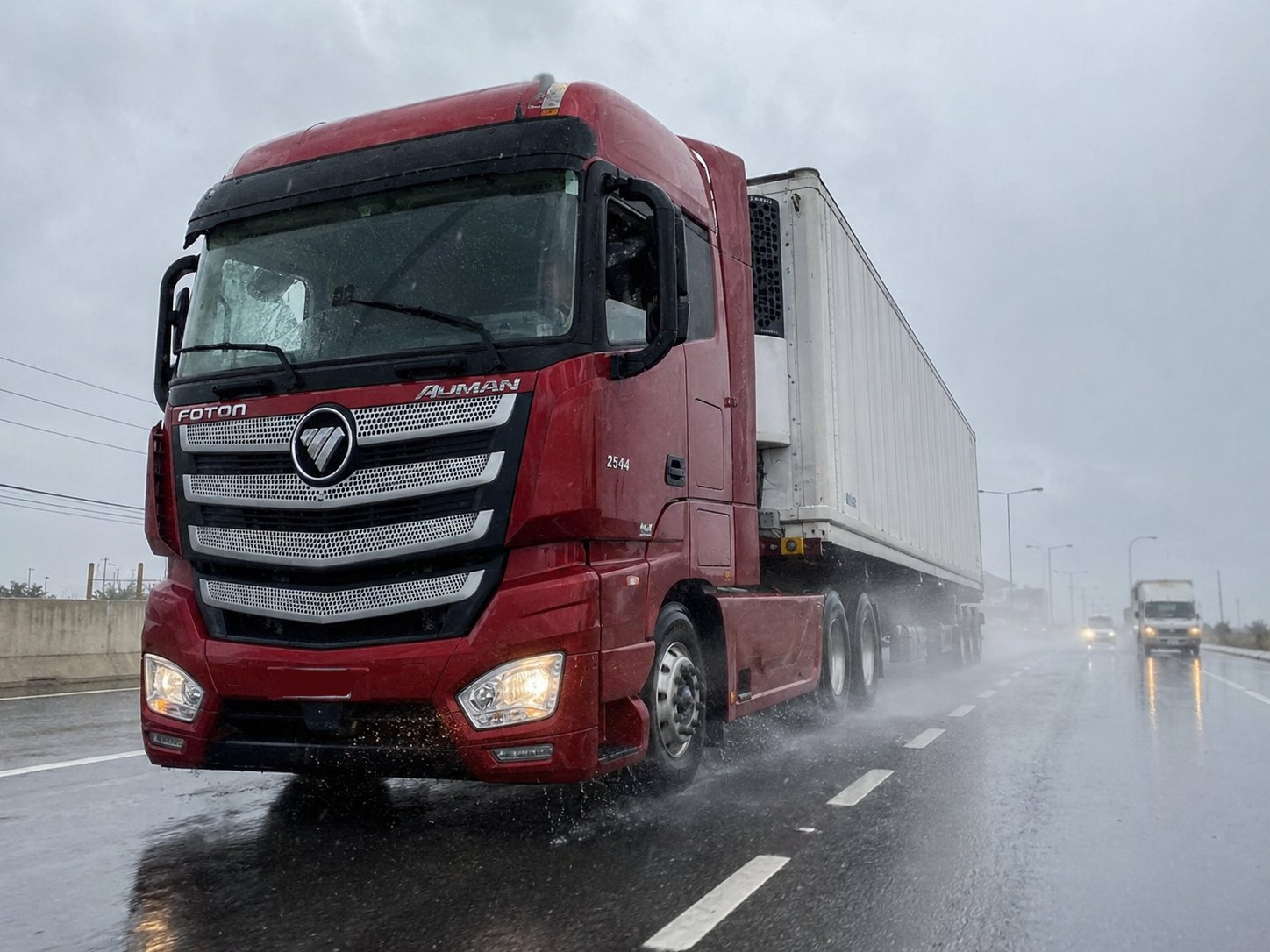 Camión frigorífico Foton Torre Nevada en carretera bajo lluvia